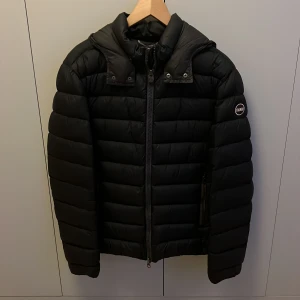 Colmar vinter/höst - jacka - Säljer en snygg Colmar vinter/höst jacka i väldigt gott skick. Storleken är 52 vilket motsvarar M/L. Nypriset ligger på ca 7000-8000 kr och jackan är bra omhändertagen. Den har inga skador. Priset är inte hugget i sten och skriv vid minsta fråga!