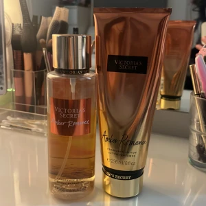 Amber Romance parfym och lotion från Victoria's Secret - Säljer en Amber Romance parfym och matchande lotion från Victoria's Secret. Båda är mer än halv fulla 