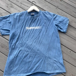 Supreme motion logo T-shirt - As fet supreme motion logo T-shirt från S/S 23, rätt så använd och har krympt lite i tvätten så passar typ S/M, nypris nu~1500
