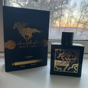 Lattafa Qaed Al Fursan - Säljer en elegant och mystisk parfym, Qaed Al Fursan från Lattafa. Flaskan är svart med gyllene detaljer och rymmer 90 ml men är ca 75ml kvar ,Doften är intensiv och orientalisk, perfekt för den som vill sticka ut. Kommer i en stilren förpackning med ett hästmotiv.