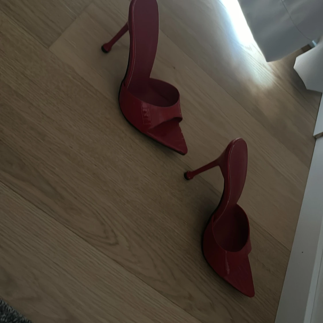 Röda klackskor med spetsig tå - 90