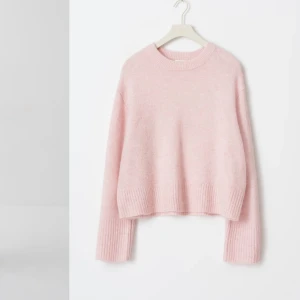 Rosa oversized tröja från Gina Tricot - Säljer en mjuk och mysig rosa oversized tröja från Gina Tricot. Aldrig använd och lappen finns kvar!