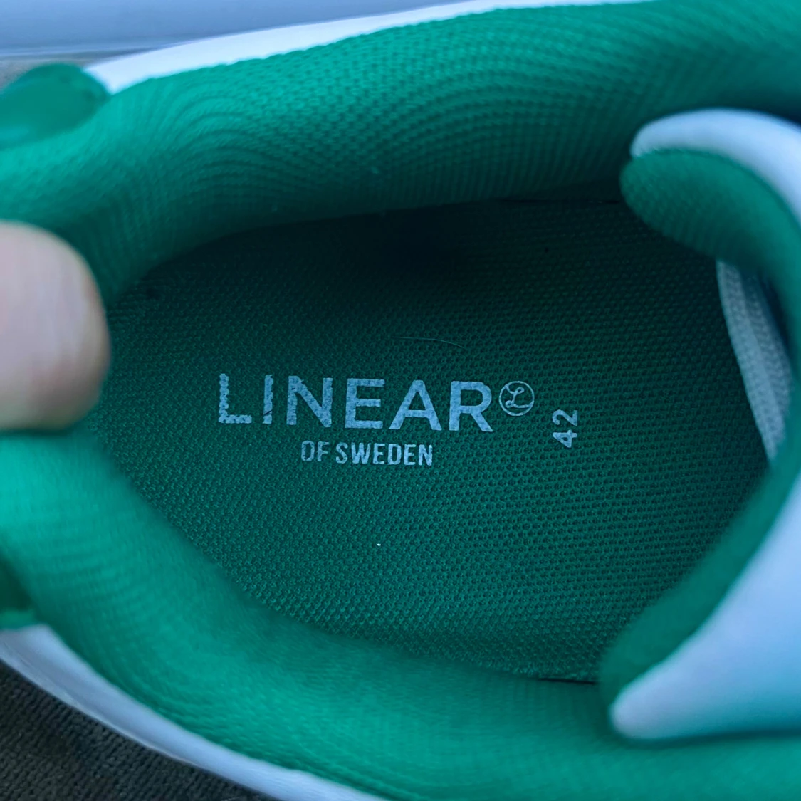 Vita sneakers från Linear of Sweden - 92