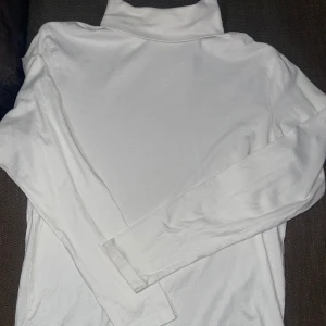 vit polotröja från MyWear - säljer en stilren vit polotröja från MyWear i storlek M. perfekt för allt med sin mjuka och bekväma passform. tröjan är långärmad och gjord i ett skönt bomullsmaterial. passar både till vardags och lite finare tillfällen. ett måste i garderoben!! knappt använd!!