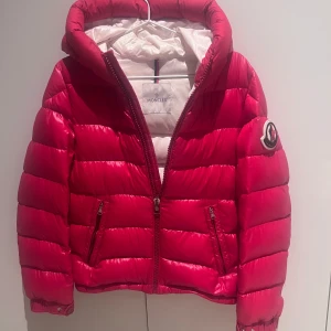 Trendig Röda Moncler jacka!!❤️ - Säljer min röda Moncler jacka!!❤️Den är äkta och köpte för 8999 kr. Storlek: 14 år och 164 cm.  