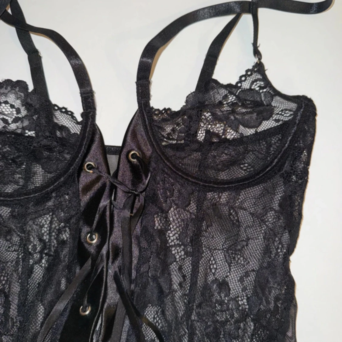 Svart spetskorsett med snörning - 90