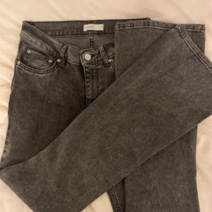 Lågmidjade bootcut jeans från Gina tricot - Säljer ett par snygga grå jeans från Gina Tricot i storlek 36. Jättefina, aldrig använda. Säljer då de inte passar mig. Hör av dig vid frågor och intresse🤍🤍.