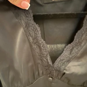 Bikbok Spets Blus! - En svart blus med spets och knappar från bikbok som inte säljs längre! Nytt skick då jag aldrig använt den men väldigt fin då den sitter lite tightare runt magen!