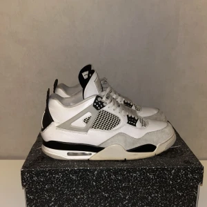 Military Black Jordan 4s - Säljer ett par  äkta Nike Air Jordan 4 Retro ”Military Black”. Skorna är i mycket bra skick förutom att sulan och snörena är lite missfärgade. Det går däremot att ändra på lätt för en billig slant eller tvätt. Går endast ner i pris vid snabb affär. 