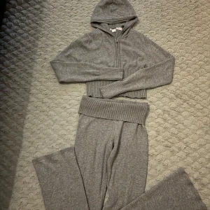 Mjukis set  - Helt oanvänd, tröjan är i storlek 158/164  Byxorna 170cm