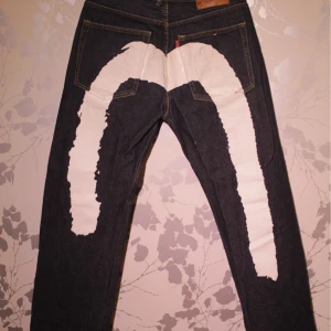 Evisu Jeans - Feta Evisu jeans me galen backprint. Byxlängd 106 cm, midja 41cm o fållbredden 20.5 cm. Kom dm för frågor, fler bilder etc. Knappen har dessutom blivit ersatt