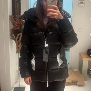 Massimo Dutti jacka - Skitsnygg, högt eftertraktad vinterjacka❤️fast pris, behåller om den inte blir såld❤️använd gärna ”köp nu”! Nyskick, lappar osv sitter kvar, helt oanvänd, endast testad