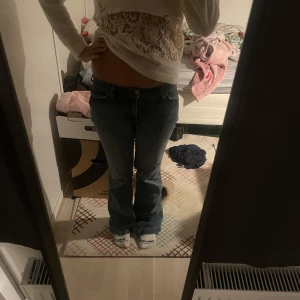 lågmidjade jeans - Säljer ett par blåa lågmidjade och bootcut jeans❤️ ljuset är rätt så dåligt så kan ta bättre bilder om de behövs❤️tror att dom är uppsprättade från förra ägaren❤️ inga andra defekter annars! skriv priv för mått❤️ pris diskuteras!