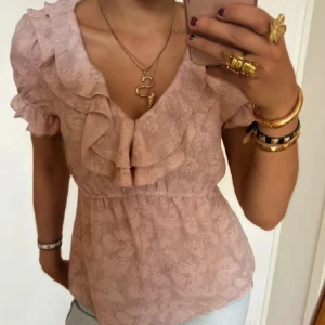 Snygg blus - Super snygg blus med volang från hm. Köptes på vinted men har aldrig användts, storlek 38 vilket motsvarar M💕💕