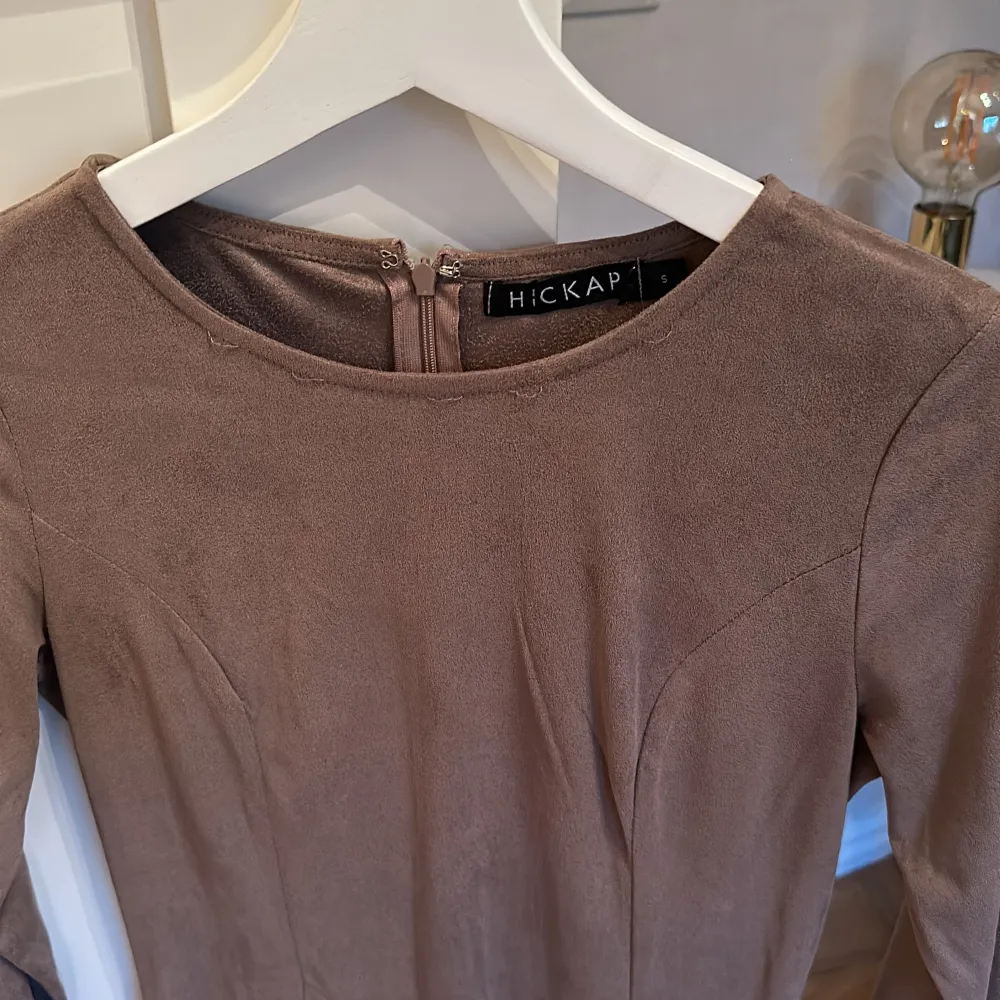 Säljer denna fina bruna klänning som är sparsamt använd, den är ifrån hickap och är i skönt Mocca material. . Mekot.