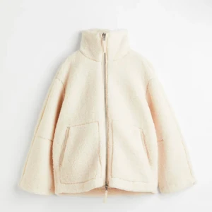 Beige teddyjacka med dragkedja - Säljer denna h&m liknade teddy jackan som jag köpte här på Plick. Jättemysig❤️❤️