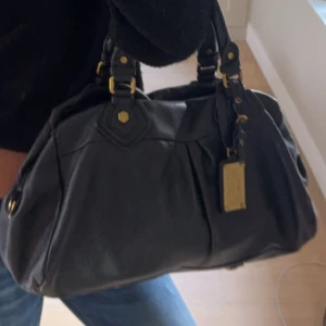 Marc Jacobs väska - Säljer jättefin marc jacobs väska som tyvärr inte används längre ❤️❤️ stor o får plats me en skoldator( har lite defekter )