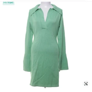 Grön klänning från Adoore - Snygg grön klänning från Adoore med lång ärm och v-ringad design. Perfekt för en stilren look med sin enkla men eleganta stil.