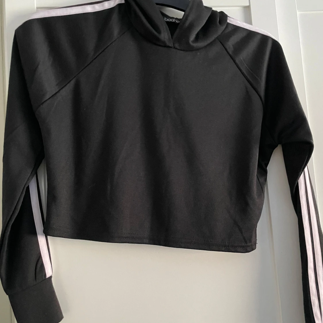 Svart croppad hoodie från Boohoo - 2