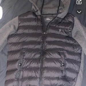 Polo cardigan  - Snygg svart pufferjacka från Ralph Lauren med grå ärmar och huva. 