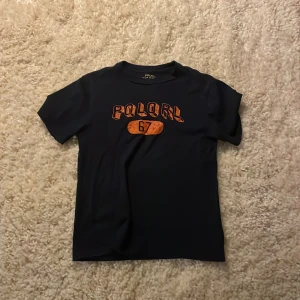 Ralph lauren t-shirt - Tja. Säljer denna as feta polo Ralph lauren tröjan. Strl 10-12 år. Skick helt okej. Om du har en fundering tveka inte på att skicka ett pm.