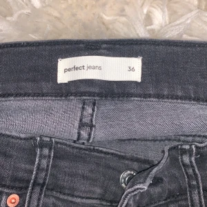 Mörk gråa bootcut jeans  - Mörk gråa bootcut jeans från Gina Tricot som inte har kommit till användning.köpte jeansen för drygt 2 månader sen och tills dess har den bara legat i min garderob.inga spår av att jeansen är trasiga eller nåt sånt❤️original pris är 500kr