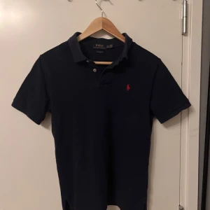 Ralph Lauren tröja - Snygg mörkblå pikétröja från Ralph Lauren som jag inte använder längre Den är i storlek S
