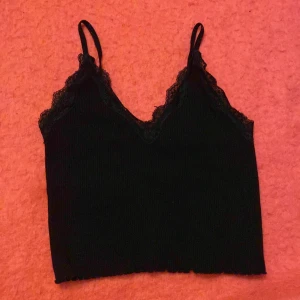 Svart linne med spetsdetaljer - Snygg svart ribbad linnetopp med spets. Köpt på pull&bear, men har endast använts 2-3 gånger. Priset går att diskutera och jag möts gärna upp i Sthlm:33