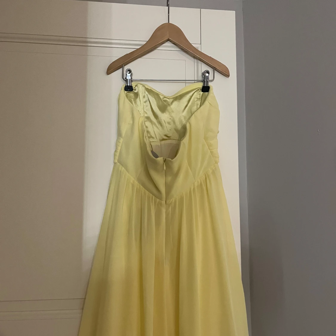 Gul axelbandslös långklänning - 91