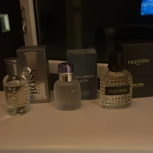 Tre sprillans nya parfymer - Säljer en samling av tre exklusiva parfymer: Hugo Boss med en stilren glasflaska och metallock, Dolce & Gabbana Light Blue i en frostad flaska med silverdetaljer, och Valentino i en lyxig, mönstrad glasflaska med svart lock. Perfekt för den som vill ha variation i sin doftgarderob. Alla är helt nya. 2100kr för alla, det går att köpa enstaka.