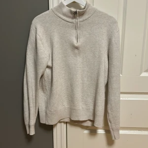 Beige quarterzip från These Glory Days - Säljer en stilren beige tröja från These Glory Days. Tröjan har en dragkedja vid halsen och är i väldigt skönt tjock ull material med långa ärmar. Perfekt för kyligare dagar.