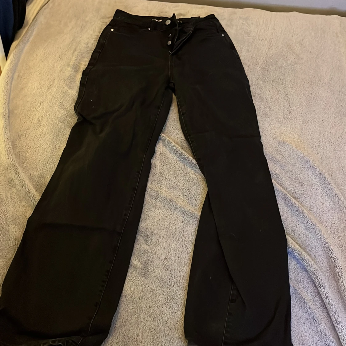 Svarta jeans med regular wide passform