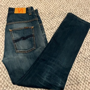 Nudie jeans - Säljer dessa snygga och eftertraktade jeans från märket Nudie!| Storlek: W30 L32 | Modell: Thin Finn (Slim Fit) | Skick: 10/10 | Nypris: 1600kr | Vårt pris: 599 | Tveka inte att höra av dig vid frågor! Mvh