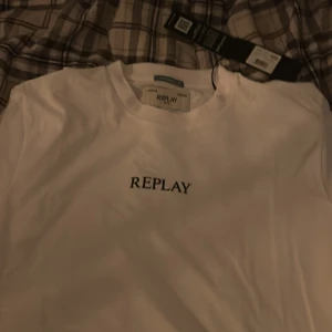 Vit t-shirt från Replay - Snygg vit t-shirt från Replay med tryckt logga på bröstet. Perfekt för en stilren och enkel look. Gjord av hållbart material enligt etiketten. Aldrig använd pris kan diskuteras 