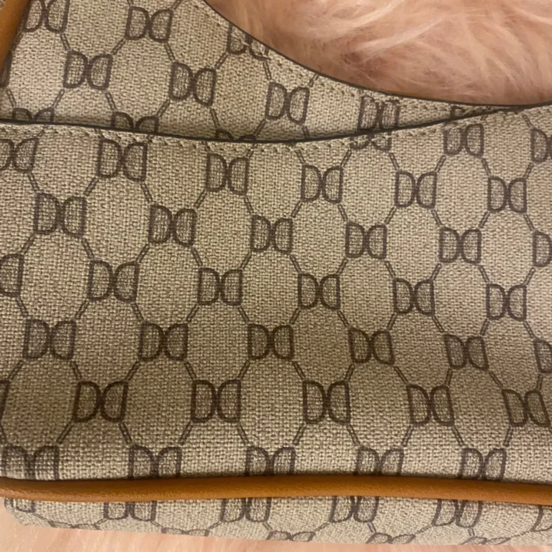 Trendig beige brun axelväska med vintage look Don Donna - 90