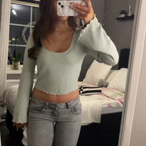 Söt blus - Jätte fin topp i turkos färg! Är i storlek S och har en fin passform. Finns en liten fläck på blusen, se på bild! Men inget som man tänker på💗