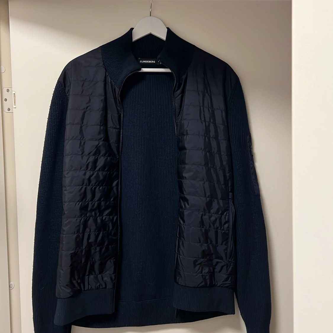 Mörkblå stickad jacka från J.Lindeberg