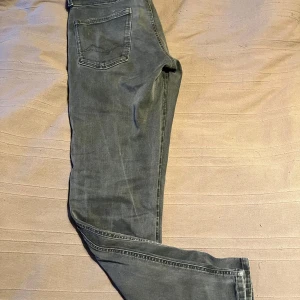 Grå jeans från Replay - Gråa jeans från Replay med bra skick. Storlek 30/30