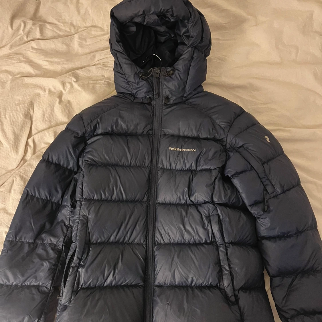Mörkblå dunjacka från Peak Performance
