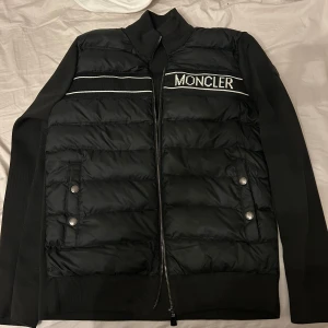 Moncler Cardigan  - Säljer en stilren svart  Moncler Cardigan, skick 10/10 Bästa kvalitet, skön att ha på sig, för intresse tveka inte på att höra av dig 