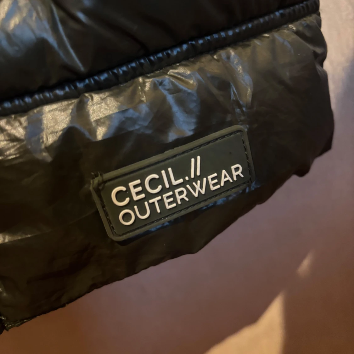 Mörkgrön väst m luva - 91