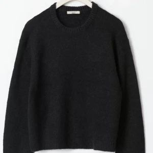 Svart stickad tröja från Gina  - Säljer en stilren svart stickad tröja från Gina .Tröjan har en klassisk rund halsringning och långa ärmar. Perfekt för kyliga dagar och enkel att matcha med olika outfits.