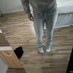 Ljusblå jeans - Snygga ljusblå jeans. De har en klassisk femficksdesign och är perfekta för en avslappnad stil. Jeansen är low waist och har en dragkedja framtill. De är bootcut och från pepe. Strl 28/32. Använda en gång