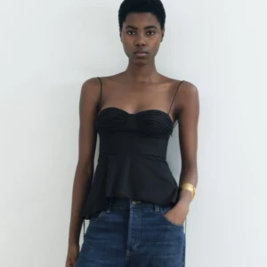 Svart korsettlinne med tunna axelband - Snyggt svart korsettlinne med tunna axelband och en lätt utsvängd nederdel. Oanvänd med lappen kvar!💕