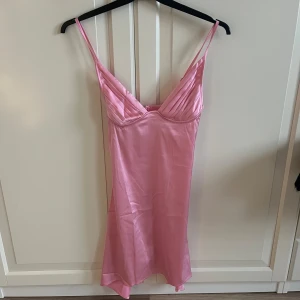 Rosa klänning - Superfin rosa satinklänning. Nyskick. Storlek xs. Justerbara axelband🩷