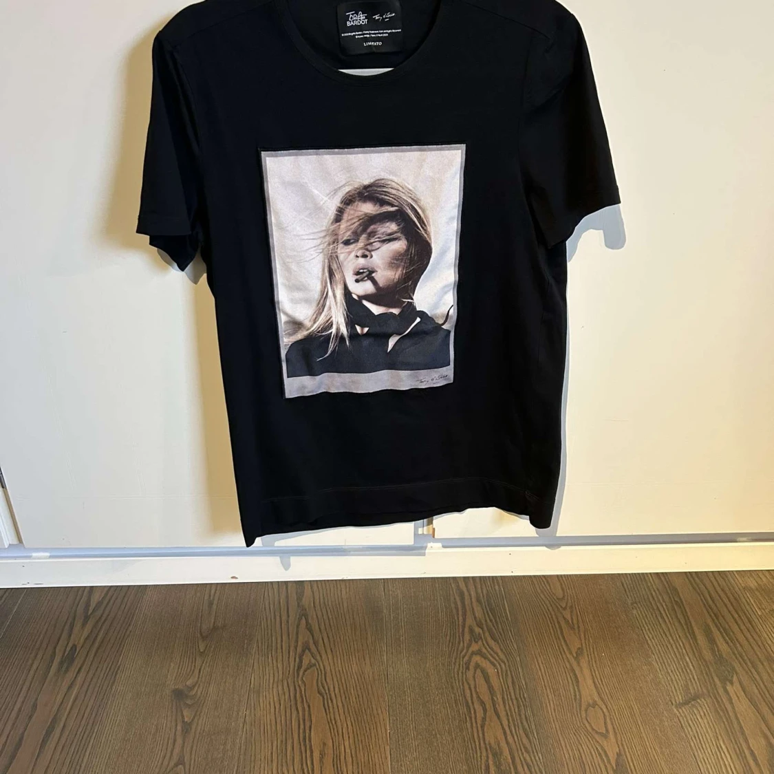 Svart t-shirt med fototryck