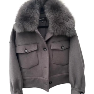 Grå jacka med pälsdetaljer - Säljer igen då de inte gick så bra sist min Snygga jacka från meotine då jag knappt använt den och den kommer inte till användning jackan a som ny 