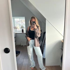 Ljusblå jeans med råa kanter - Snygga ljusblå jeans med en avslappnad passform och råa kanter. Perfekta för en casual look. De har en klassisk femficksdesign och är tillverkade i ett bekvämt denimtyg.