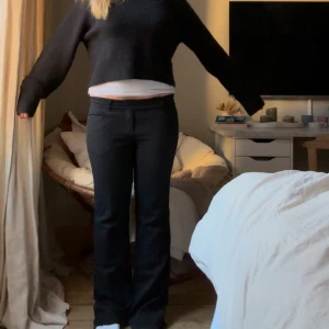 Lågmidjade kostymbyxor  - Säljer mina jättefina moschino kostymbyxor från Danmark, de är bootcut och lågmidjade med ett litet håll mellan benen, ny pris 1800kr💗