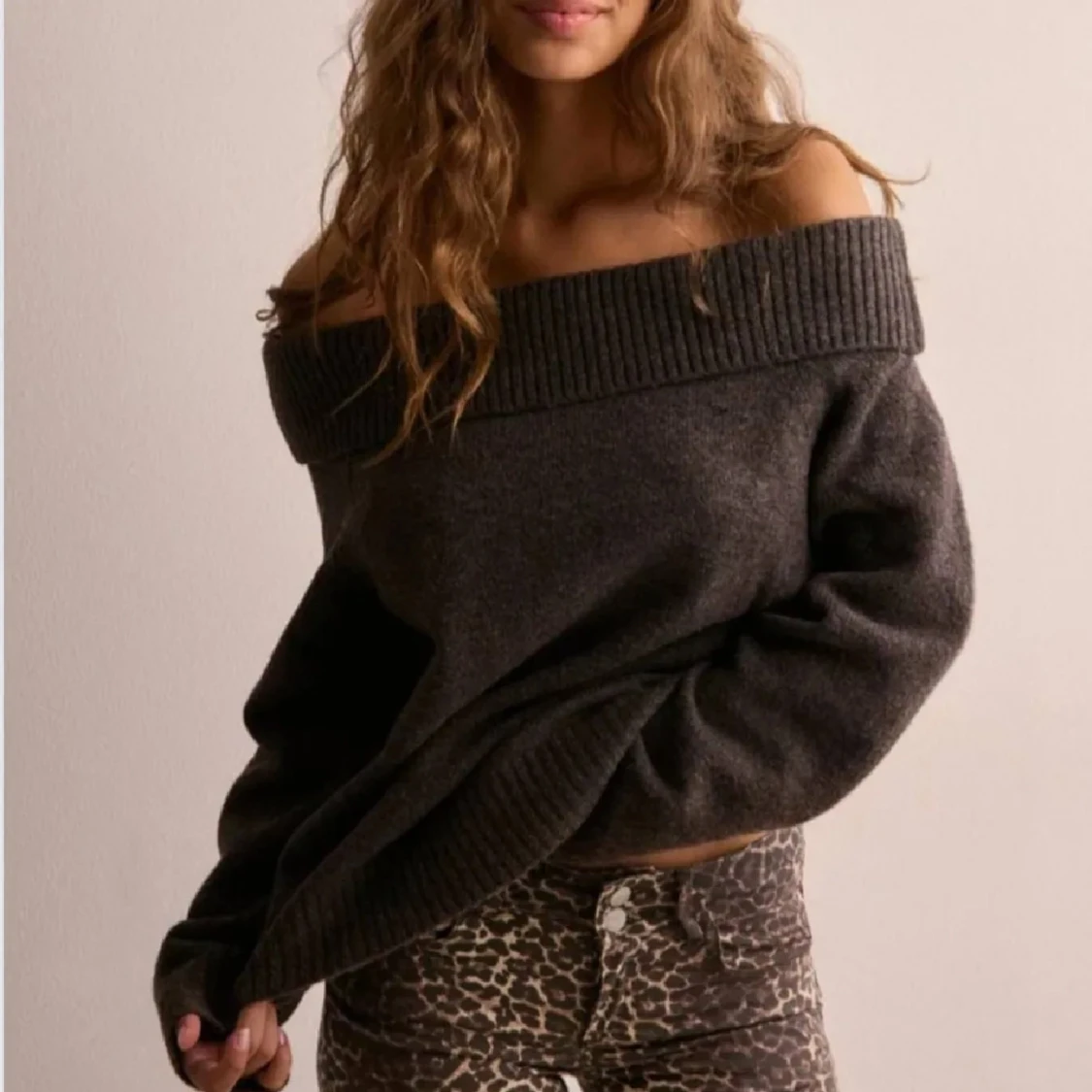 Brun offshoulder tröja - 91